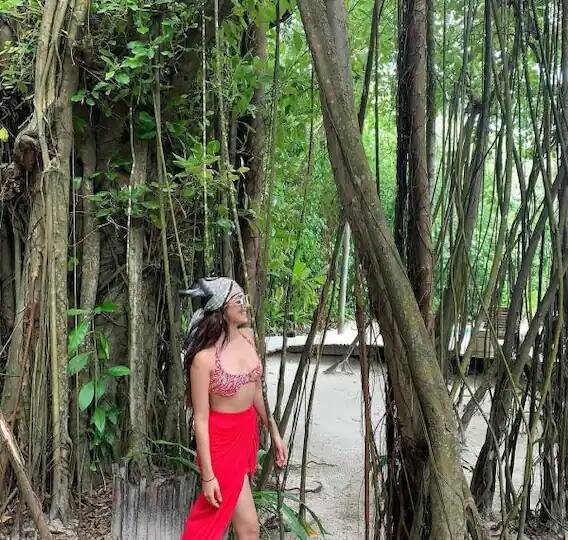 कियारा अडवाणीने लाल रंगाचे बीचवेअर निवडले आहे. यात एका शिफॉन दुपट्ट्याने अभिनेत्रीच्या लूकमध्ये भर घातलीय. कियाराने सनग्लासेस आणि हॅटसोबत याल पेअर केलं आहे.