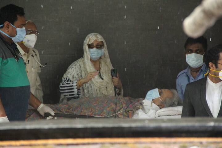 दिलीप कुमार को स्ट्रैचर पर लिटाकर आज एंबुलेंस से घर ले जाया गया. जो तस्वीरें सामने आई हैं उनमें आप देख सकते हैं कि उनके पास मौजूद सभी लोगों ने मास्क भी लगा रखे हैं.