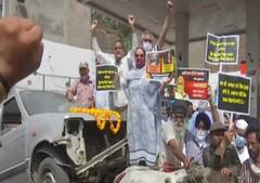 पेट्रोल-डीज़ल की बढ़ती कीमतों को लेकर कांग्रेस का जोरदार प्रदर्शन, पार्टी ने कहा- जनता को लूटना बंद करें मोदी