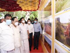 Akola Flood : पुरातून दुचाकी नेण्याचा प्रयत्न, पोहता येत असल्याने तरुण बचावला!