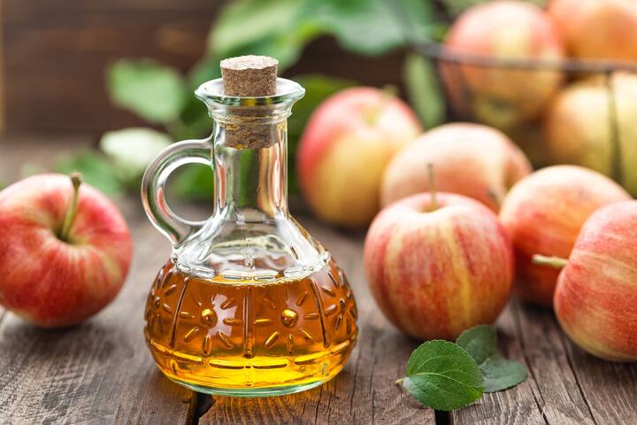Apple Cider Vinegarના સેવનથી લાંબા સમય સુધી ભૂખ નથી લાગતી. Apple Cider Vinegarમાં મોજુદ એસિ઼ડ ભૂખને શાંત કરે છે. જેથી વધુ ખોટુ અનહેલ્થી ફૂડ ખાવાની ઇચ્છા નથી થતી. હાઇ બ્લડ શુગર લેવલ વજન વધારે છે. Apple Cider Vinegar હાઇ બ્લડ શુગર લેવલને કન્ટ્રોલ કરે છે.