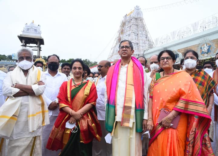 CJI NV Ramana visits Tirumala temple along with family Tirumala temple : सरन्यायाधीश एनव्ही रमणा कुटुंबासह तिरुपतीच्या चरणी, शपथ घेतल्यानंतर पहिल्यांदाच दर्शन