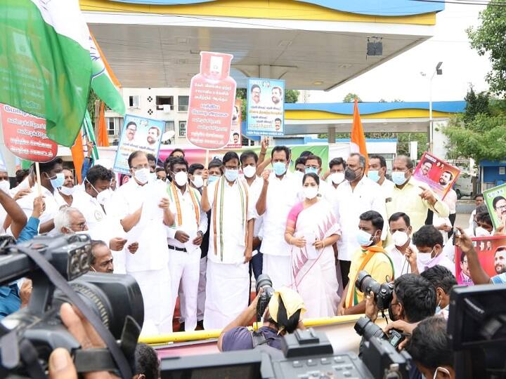 Tamil Nadu Congress protests against petrol and diesel price hikes petrol and diesel price hike: பெட்ரோல், டீசல் வரி குறைப்பு எப்போது? தமிழக அரசுக்கு கே.எஸ்.அழகிரி பதில்