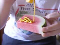 Viral: जब ब्लॉगर ने तरबूज को मस्टर्ड सॉस के साथ खाया, सोशल मीडिया पर मिले कुछ ऐसे रिएक्शन