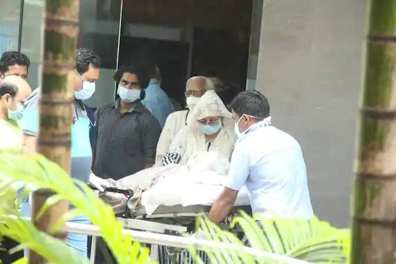 ज्येष्ठ अभिनेते दिलीप कुमार (Dilip Kumar) यांना रुग्णालयातून डिस्चार्ज मिळाला आहे. श्वास घेण्यास त्रास होत असल्याने त्यांना पाच दिवसांपूर्वी मुंबईतील खारमधल्या पी डी हिंदूजा रुग्णालयात दाखल करण्यात आलं होतं.  [pic credit: Manav Manglani]