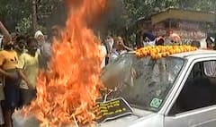 ਅਸਮਾਨੀ ਚੜ੍ਹੀਆਂ ਤੇਲ ਕੀਮਤਾਂ, ਤੰਗ ਆ ਵਿਅਕਤੀ ਨੇ ਚੌਂਕ 'ਚ ਫੂਕੀ ਕਾਰ