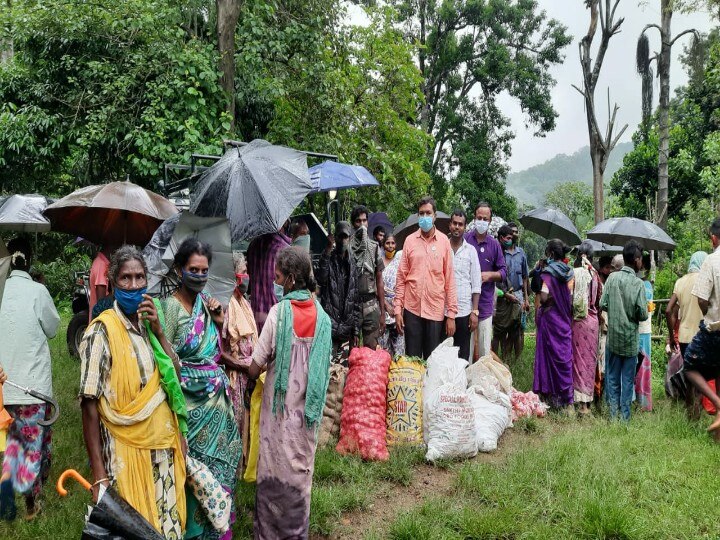 அடர் வனங்களுக்குள் நீண்ட பயணம்; பழங்குடிகளுக்கு உதவி வரும் பரமசிவம்