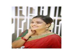 Ramya Nambeesan | நடிகை, பாடகி என அசத்தும் ரம்யா நம்பீசனின் கலக்கல் கலெக்‌ஷன்ஸ்..!