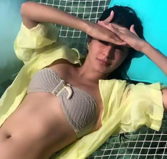 कियारा अडवाणी नेहमी बिकीनीमध्ये आपली परफेक्ट फिगर फ्लॉन्ट करत असते. अलीकडे मालदीवमध्ये, तिने तपकिरी रंगाची एक बिकिनी परिधान केली होती. ज्याला तिने पिवळ्या आकाराच्या शर्टने स्टाईल केलं होतं.