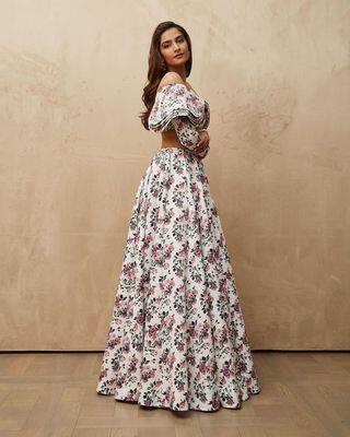 Sonam Kapoor Photos: बर्थडे पर फिर सोनम कपूर ने लिया स्टाइलिश लुक, फ्लोरल ड्रेस में लग रही हैं बला की खूबसूरत