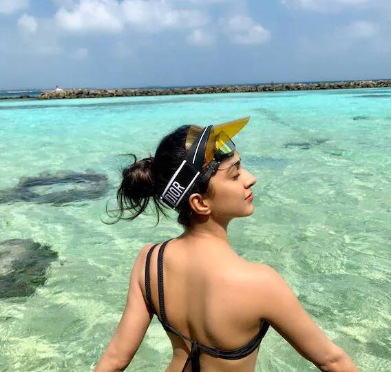 या क्लासिक ब्लॅक बिकिनीमध्ये कियाराचा बोल्ड लूक चाहत्यांना आवडला आहे. कियाराच्या या बिकिनी लूकने सोशल मीडियावर खळबळ माजवली आहे.