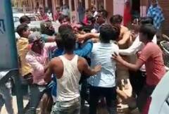 Agra: दो पक्षों के बीच हुई जमकर मारपीट, सोशल मीडिया पर वायरल हुई Video| Badi Khabar