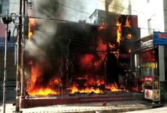 Dehradun: ShowRoom में लगी भीषण आग, फायर ब्रिगेड की गाड़ियां मौके पर मौजूद