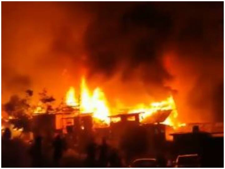 Jammu and Kashmir Massive fire breaks out in many houses in Baramulla district many feared trapped जम्मू-कश्मीर: बारामुला जिले में कई घरों में लगी भीषण आग, लोगों के फंसे होने की आशंका