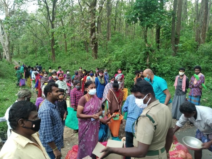 அடர் வனங்களுக்குள் நீண்ட பயணம்; பழங்குடிகளுக்கு உதவி வரும் பரமசிவம்