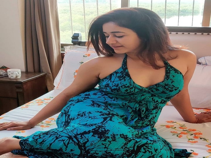 அர்ச்சனை பூக்கள் எல்லாம் உன் முகத்தில் தூவ - பூத்திடும் நாள் முதலாய் காத்துக்கொண்டே இருக்கே - பூனம் பஜ்வா!