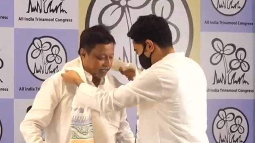 ચાર વર્ષ બાદ મુકુલ રોયની ઘરવાપસી, CM મમતા બેનર્જીની હાજરીમાં TMCમાં જોડાયા Mukul Roy Joins TMC Along With Son Subhranshu In Presence Of CM Mamata ચાર વર્ષ બાદ મુકુલ રોયની ઘરવાપસી, CM મમતા બેનર્જીની હાજરીમાં TMCમાં જોડાયા