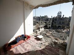 'வாழ்க்கையே போர்க்களம்' - இடிந்த வீடுகளுக்கு நடுவே வாழ்ந்துவரும் காசா மக்கள்!