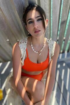 Nora Fatehi से Sara Ali Khan तक, इन अभिनेत्रियों ने गर्मियों में Orange Colour को बनाया अपना फेवरेट