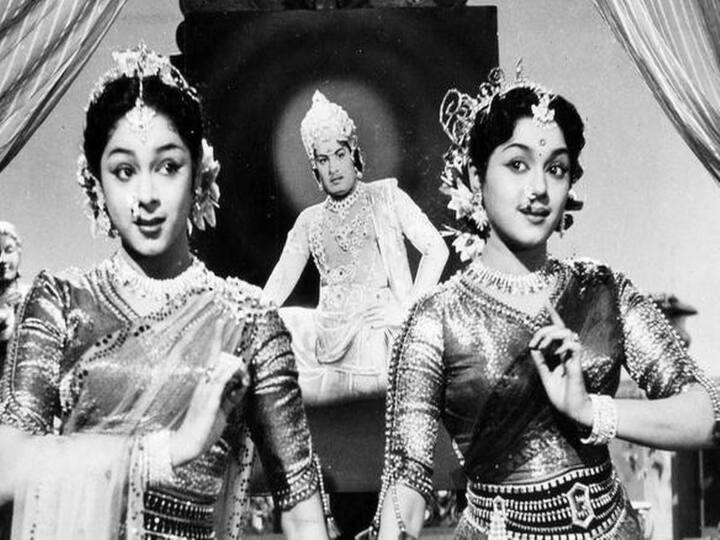 தனது சகோதரியுடன் நடனமாடும் பத்மினி