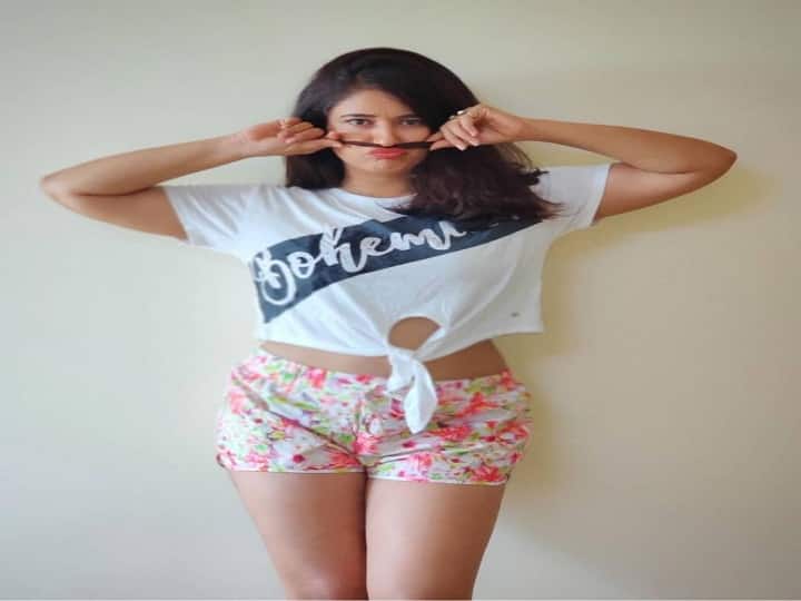 கச்சேரி கச்சேரி கல கட்டுதடி கண்ணால நீ பார்த்தா - பூனம் பஜ்வா!