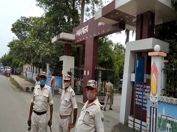 बिहार: समाहरणालय में महिला ने पेट्रोल छिड़ककर खुद को लगाई आग, इंसाफ नहीं मिलने से थी नाराज बिहार: समाहरणालय में महिला ने पेट्रोल छिड़ककर खुद को लगाई आग, इंसाफ नहीं मिलने से थी नाराज