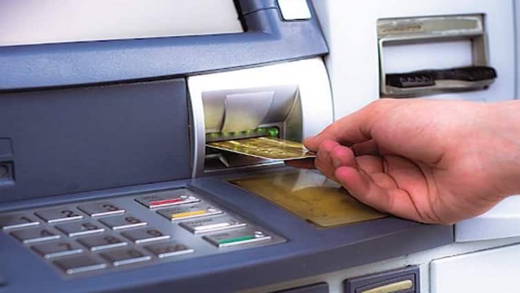 ATM Cash Withdrawal Charge Debit Card And Credit Card Charges To Increase Soon ATM cash withdrawal charge : এটিএম-এ লেনদেনে বাড়ছে চার্জ, ১ অগাস্ট থেকে লাগু নয়া নিয়ম
