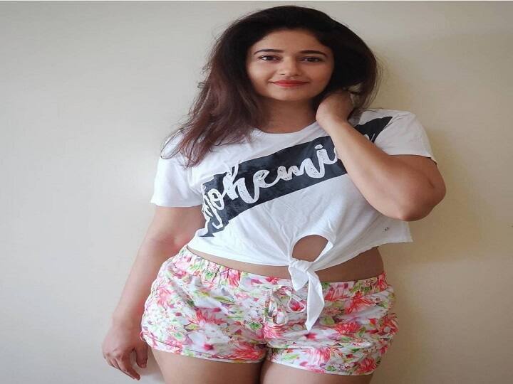 ஒரு இறகாய் இறகாய் அலைந்து வந்து இதயம் தேடுதடி உன்னையே - பூனம் பஜ்வா!