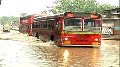 Mumbai Rains : सकाळच्या पावसाने मुंबईतील कुर्ला परिसरात पाणी साचलं