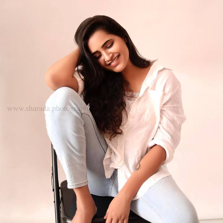 ஜாலியோ ஜிம்கானா என இருந்த ஜாக்லின் இப்போது சீரியஸ் சீரியல்களில் வலம் வருகிறார்