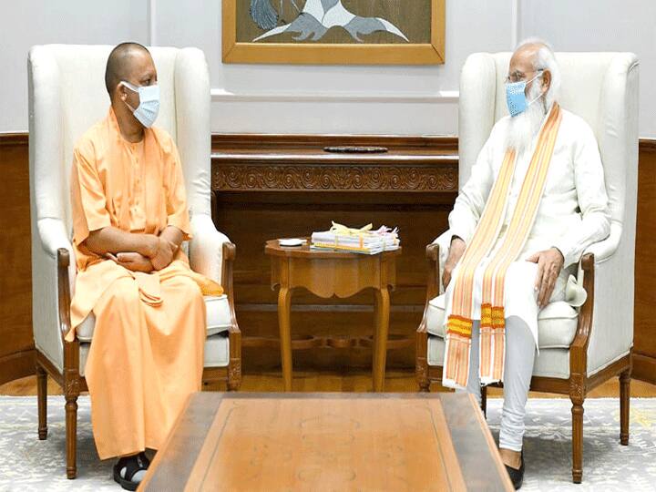 मुख्यमंत्री योगी आदित्यनाथ ने 7, लोक कल्याण मार्ग स्थित प्रधानमंत्री के आधिकारिक आवास पर दिन की पहली मुलाकात पीएम मोदी से की. यह मुलाकात सवा घंटे से भी अधिक समय तक चली. सूत्रों से मिली जानकारी के मुताबिक, मुख्यमंत्री ने इस दौरान कोरोना महामारी की दूसरी लहर से राज्य में हुए नुकसान और संभावित तीसरी लहर से निपटने की तैयारियों के अलावा राज्य के विकास से संबंधित कई विकास परियोजनाओं पर प्रधानमंत्री से चर्चा की. इस मुलाकात के बाद प्रधानमंत्री आवास से बाहर निकले मुख्यमंत्री योगी ने पत्रकारों से कोई संवाद नहीं किया और सीधे बीजेपी अध्यक्ष नड्डा से मिलने उनके आवास की ओर निकल गए.