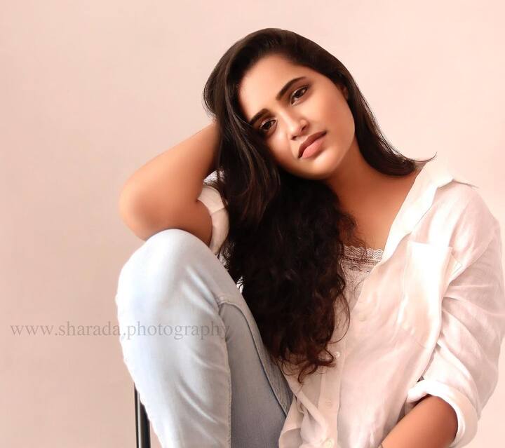 மாடர்ன் உடையில் கலக்கும் ஜாக்லின்