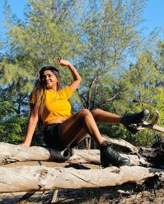 மரத்தில் ஏறி மனதை இறக்கும் நடிகை ஷாலு ஷம்மு!