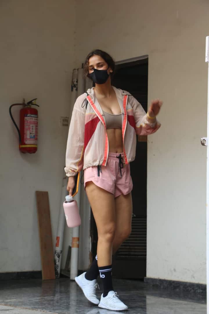 बॉलीवुड अभिनेत्री आयशा शर्मा आज मुंबई में कुछ इस तरह अपने एब्स फ्लॉन्ट करती नज़र आईं.