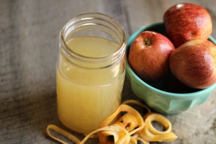 Apple Cider Vinegar વજન ઓછું કરવાામાં ખૂબ જ મદદગાર છે. આ સાથે Apple Cider Vinegarની બીજા અન્ય ફાયદા પણ શરીરને થાય છે. Apple Cider Vinegarને કોઇ પણ રીતે ડાયટમાં સામેલ કરીને વજન ઝડપથી ઉતારી શકાય છે.Apple Cider Vinegarમાં અનેક ગુણો છે.
