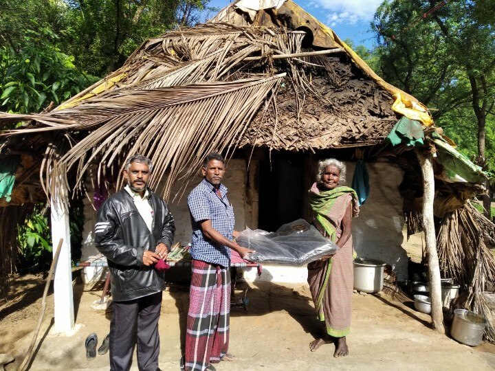 அடர் வனங்களுக்குள் நீண்ட பயணம்; பழங்குடிகளுக்கு உதவி வரும் பரமசிவம்