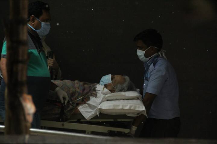 बॉलीवुड के वरिष्ठ अभिनेता दिलीप कुमार की तबियत में सुधार हो रहा है और आज अस्पताल से छुट्टी मिल गई है. हॉस्पिटल के बाहर से दिलीप कुमार की ये तस्वीरें सामने आई हैं.