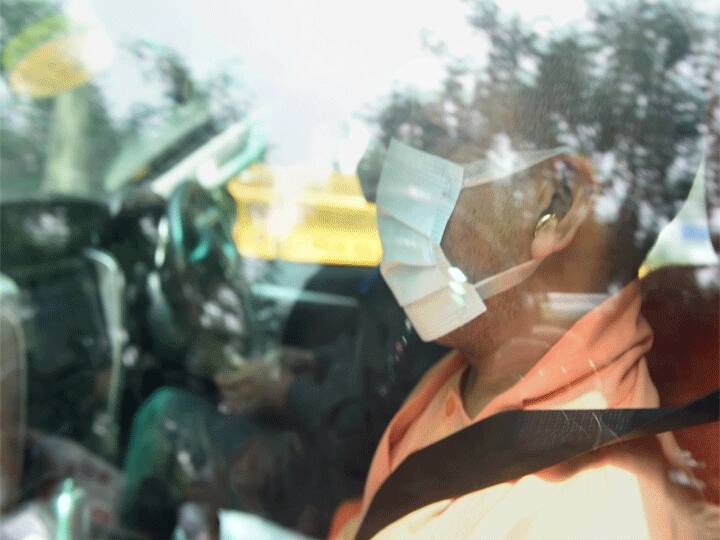 उत्तर प्रदेश के मुख्यमंत्री योगी आदित्यनाथ ने शुक्रवार को प्रधानमंत्री नरेंद्र मोदी और बीजेपीअध्यक्ष जे पी नड्डा से मुलाकात की और दोनों से लंबी चर्चा के बाद वह लखनऊ रवाना हो गए. 27 घंटे के अपने इस दो दिवसीय दौरे का समापन उन्होंने राष्ट्रपति रामनाथ कोविंद से मुलाकात करके किया.