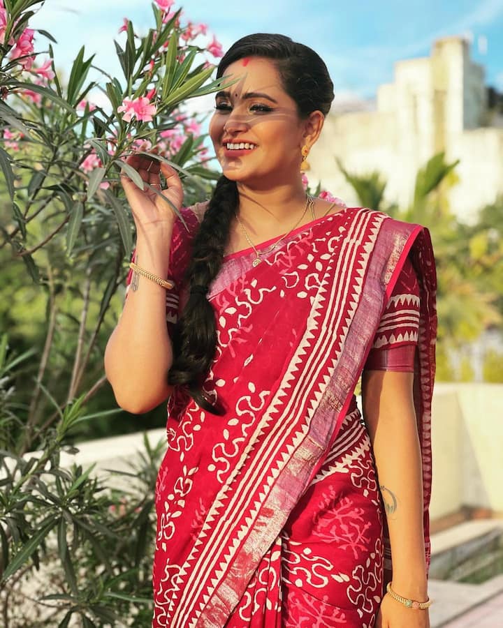 கெட்டப் எதுவாக இருந்தாலும் சரியா செட்டப்பில் வந்துவிடுவார் ஜாக்லின்
