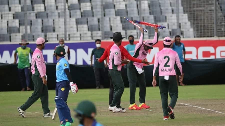 Cricketer Shakib Al Hasan apologizes for lashing out at umpire, uprooting stumps in Dhaka Premier League match Shakib on DPL: স্টাম্পে লাথি, হাতাহাতি, মাঠে বেনজির ঝামেলা করে ক্ষমা চাইলেন শাকিব