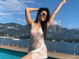 अभिनेत्री कियारा अडवाणीचे मिनी ड्रेस फेवरेट आहेत. अलीकडेच अभिनेत्रीने बीचसाठी प्रिंट केलेला स्ट्रॅपी मॅक्सी ड्रेस निवडला. या फोटोत कियारा बर्‍यापैकी रिलॅक्स दिसत होती.