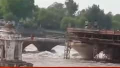 Madhya Pradesh: প্রবল বৃষ্টিতে আচমকা নদীর জলস্তর বৃদ্ধি! উঁচু জায়গায় আশ্রয় নিয়ে সাগরে প্রাণরক্ষা ৪ কিশোরের