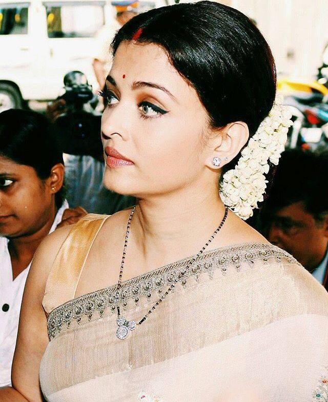 बॉलीवुड की सबसे खूबसूरत एक्ट्रेस कही जाने वाली ऐश्वर्या राय बच्चन का मंगलसूत्र 45 लाख रुपये का बताया जाता है, जो डायमंड पेंडेंट के साथ ब्लैक बीडेड नेकपीस के साथ बना हुआ है.