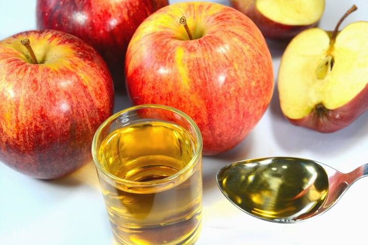 Apple Cider Vinegar વજન ઉતારવાની સાથે અર્થરાઇટિસ, યૂટીઆઇ,ડેન્ડર્ફ,યીસ્ટ ઇન્ફેકશન, એસિડિટીની સમસ્યામાં પણ કારગર છે. ઉપરાંત સાંધાના દુખાવામાં પણ ઔષધનું કામ કરે છે. Apple Cider Vinegarને સવારે ખાલી લેવાથી ફાયદો થયા છે એક ગ્લાસ પાણીમાં અડધું લીંબુ નીચોવીને તેમાં 2 ચમચી Apple Cider Vinegar ઉમેરો સવારે અને રાત્રે સુતા પહેલા લેવાથી ફાયદો થાય છે.