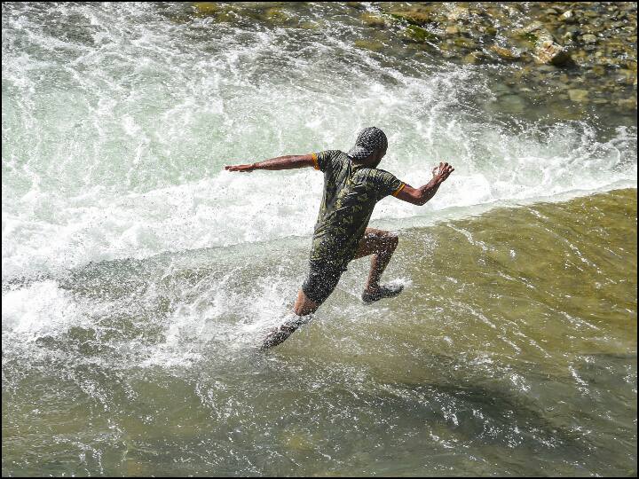 कश्मीर में गर्मी का कहर जारी, डल झील का पानी खराब होने की आशंका के चलते शिकारा चलाने वाले परेशान