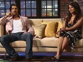 ਕਰੀਨਾ ਨੇ ਕਰਨ ਦੇ ਸ਼ੋਅ ਵਿੱਚ ਜੌਨ ਅਬ੍ਰਾਹਮ ਨੂੰ ‘ਐਸਪ੍ਰੈਸ਼ਨਲੈੱਸ’ ਆਖ ਦਿੱਤਾ ਸੀ। ਉਦੋਂ ਬਿਪਾਸ਼ਾ ਜੌਨ ਨੂੰ ਡੇਟ ਕਰ ਰਹੀ ਸੀ ਤਾਂ ਬਿਪਾਸ਼ਾ ਨੇ ਕਰਨ ਦੇ ਸ਼ੋਅ ਵਿੱਚ ਹੀ ਕਰੀਨਾ ਨੂੰ ਜਵਾਬ ਦਿੰਦਿਆਂ ਕਿਹਾ ਸੀ, ‘ਬਹੁਤ ਸਾਰੇ ਐਕਸਪ੍ਰੈਸ਼ਨ’