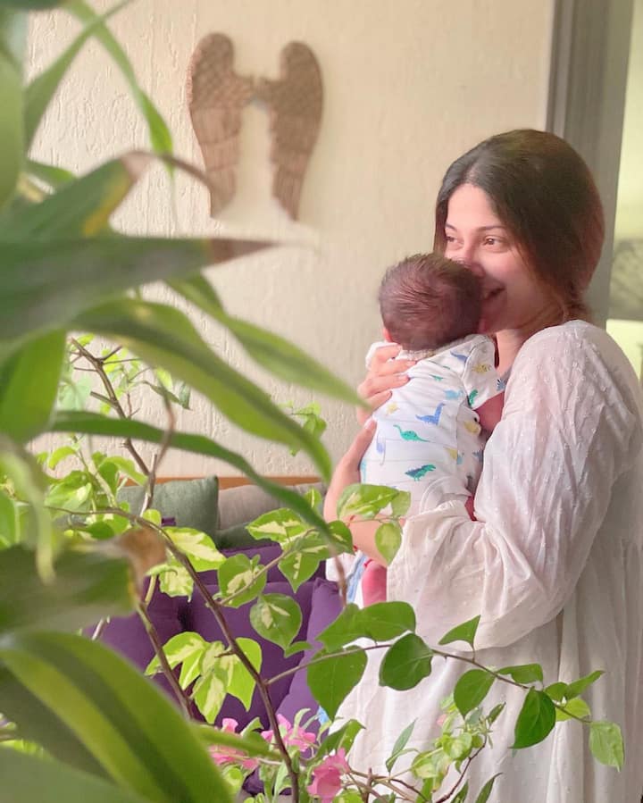 Aditi Malik: यूं तो शादी के बाद से ही अदिति मलिक ने खुद को छोटे पर्दे से दूर कर लिया था लेकिन मां बनने के बाद वो पूरा समय अपने बच्चे को दे रही हैं. (फोटो - सोशल मीडिया)