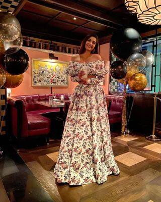 Sonam Kapoor Photos: बर्थडे पर फिर सोनम कपूर ने लिया स्टाइलिश लुक, फ्लोरल ड्रेस में लग रही हैं बला की खूबसूरत