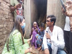 भोजपुरी एक्ट्रेस अक्षरा सिंह पहुंची नालंदा, शौचालय में रहने को मजबूर दादी-पोती से की मुलाकात