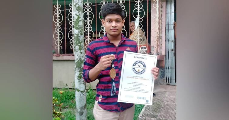 Raunak Bhattacharya student from Deganga in North 24 Parganas, set a world record by collecting 173 types of Matchboxes Matchboxes World Record: দেশলাই বাক্স সংগ্রহ করে বিশ্ব রেকর্ড দেগঙ্গার ছাত্রের